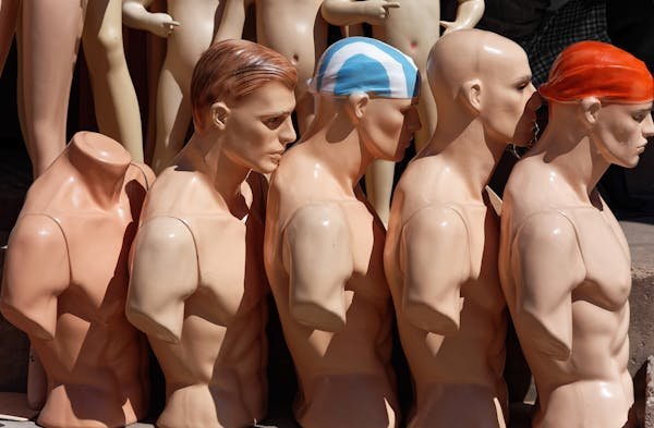 Votre guide complet pour choisir le mannequin vitrine professionnel